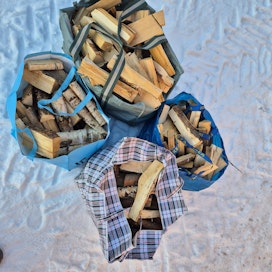 Omakotitalon lämmittäminen huippupakkasilla kuluttaa päivässä kahdesta neljään heittokassillista klapeja.