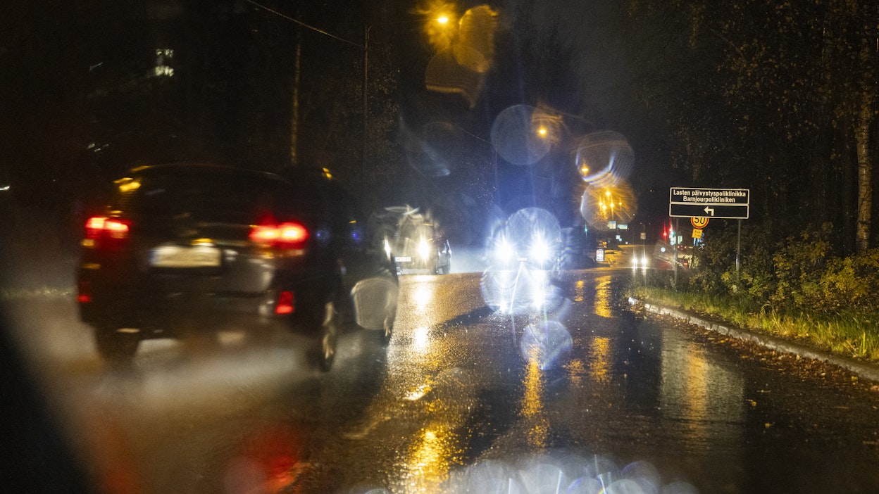 Pimeä tie ja väsymys on vaarallinen yhdistelmä liikenteessä.