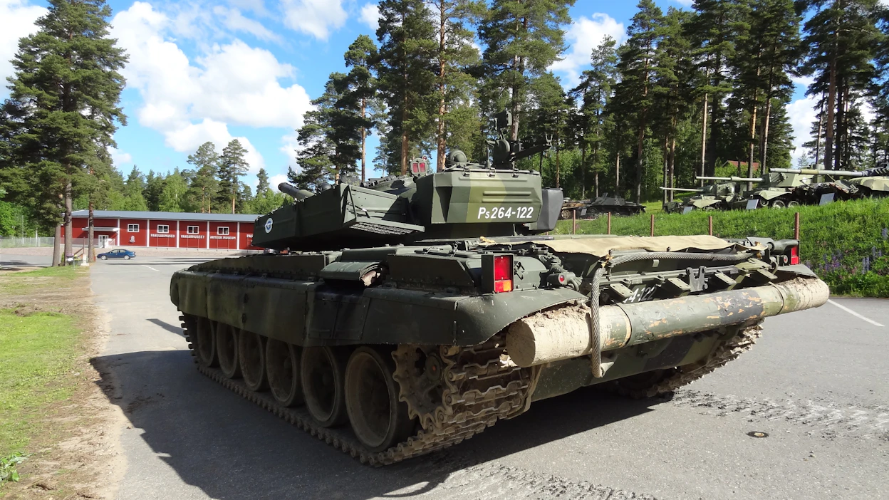 Jos metsää ei ollut, venäläiset varustivat siltä varatalta vaununsa jo tehtaalla tukilla. Panssarimuseossa näytillä olevia T-72M1- vaunuja näkyy yhä runsaasti Ukrainan sodassa.