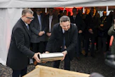 Pääministeri Petteri Orpo ja Atria Suomen toimitusjohtaja Mika Ala-Fossi muurasivat Atrian valmisruokatehtaan peruskiven maanantaina Nurmossa. 