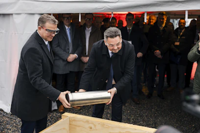 Pääministeri Petteri Orpo ja Atria Suomen toimitusjohtaja Mika Ala-Fossi muurasivat Atrian valmisruokatehtaan peruskiven maanantaina Nurmossa. 