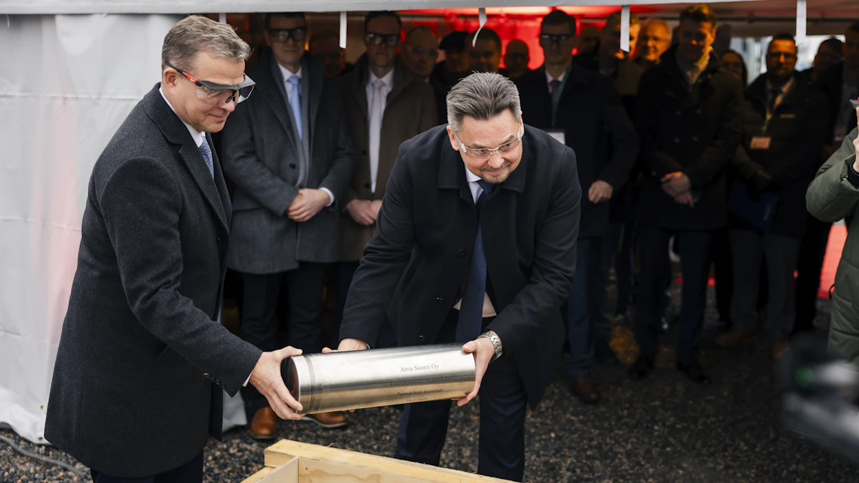 Pääministeri Petteri Orpo ja Atria Suomen toimitusjohtaja Mika Ala-Fossi muurasivat Atrian valmisruokatehtaan peruskiven maanantaina Nurmossa.