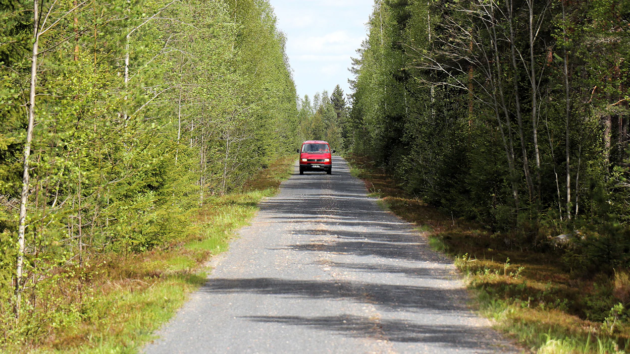 Myös ajamalla voi pitää tietä kunnossa, kun ei aina aja raiteita pitkin vaan välillä myös reunempana. Näin raiteisiin ei tule niin helposti painaumia.