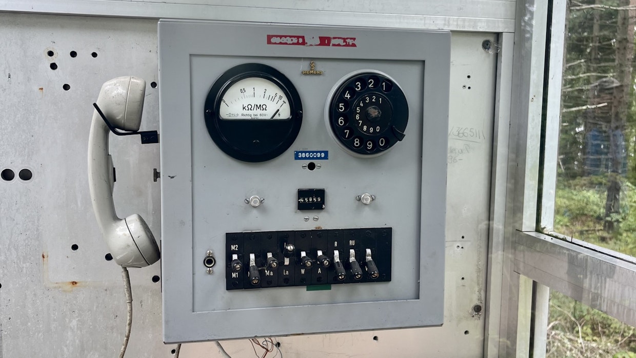 Tässä puhelinkioskissa on aika erikoinen puhelin.