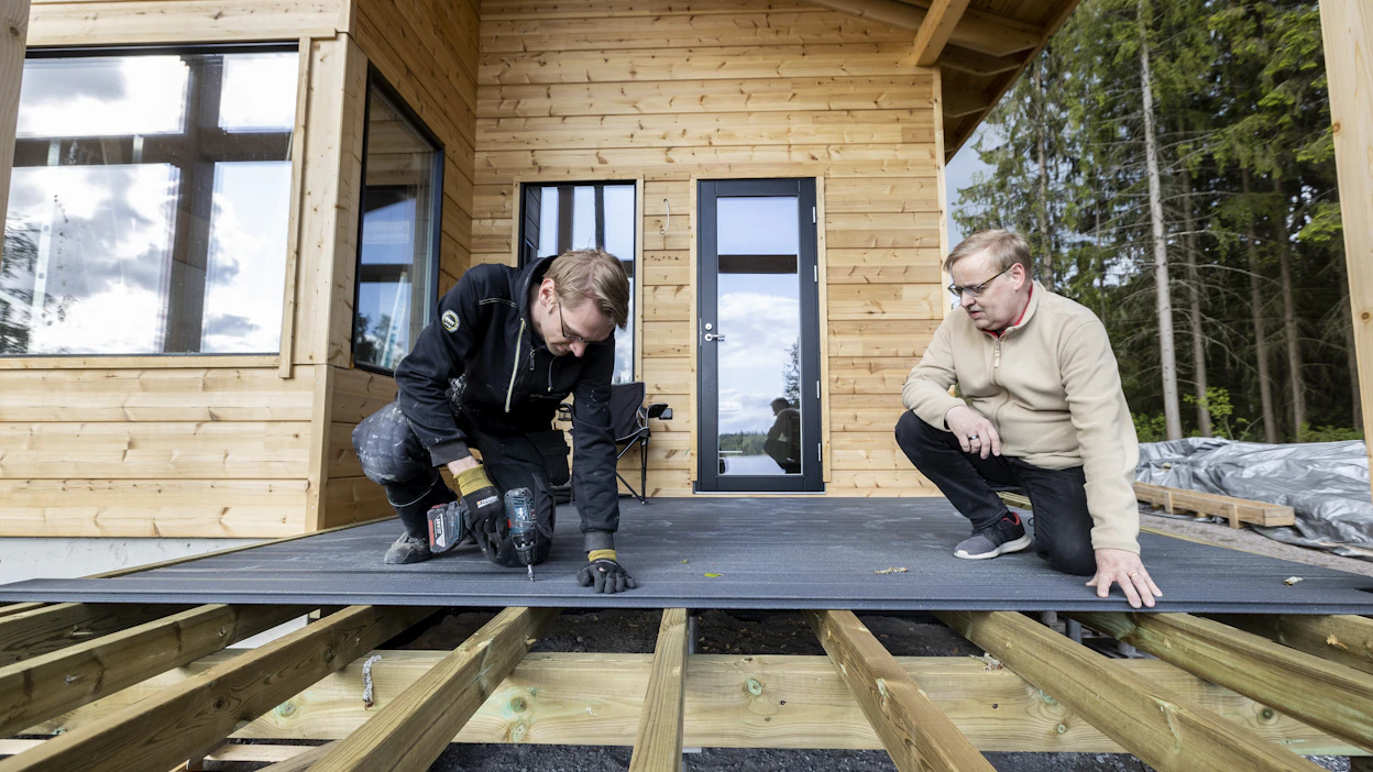 Teemu (vas.) ja Janne Heinosella on päiväkohtainen suunnitelma mökkiurakassa, jotta juhannuksena voidaan nauttia työn hedelmistä.