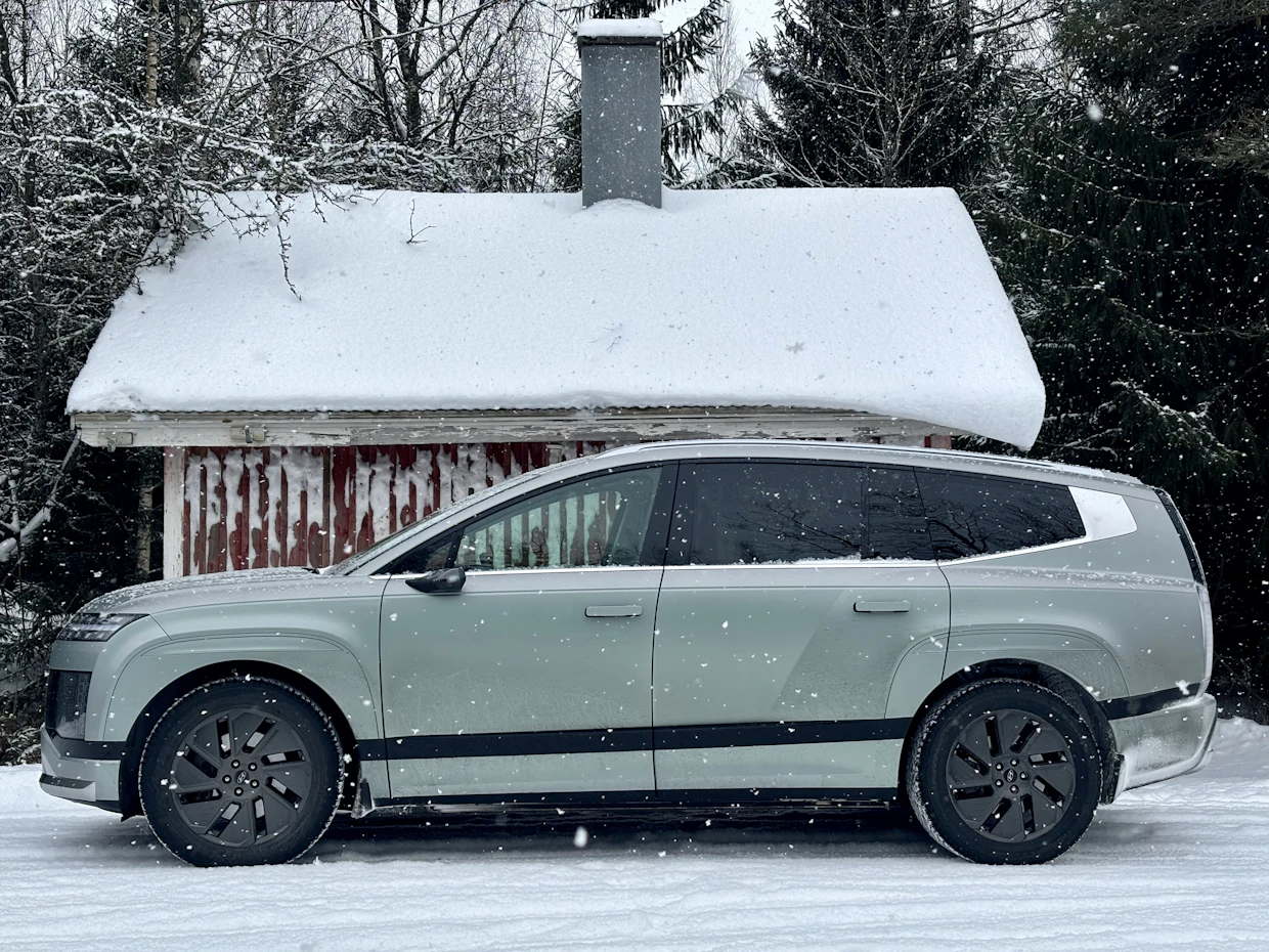 Yli viisimetrinen auto jättää pienen mökin varjoonsa.
