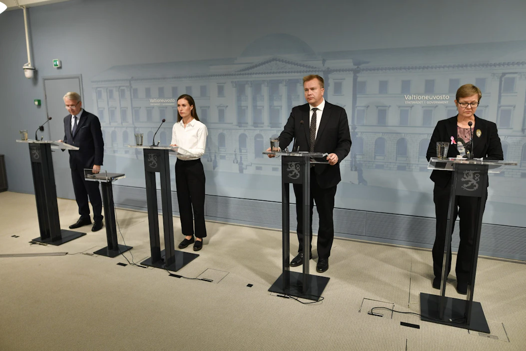 Ulkoministeri Pekka Haavisto, pääministeri Sanna Marin, puolustusministeri Antti Kaikkonen ja sisäministeri Krista Mikkonen tiedotustilaisuudessa. LEHTIKUVA / Antti Yrjönen.