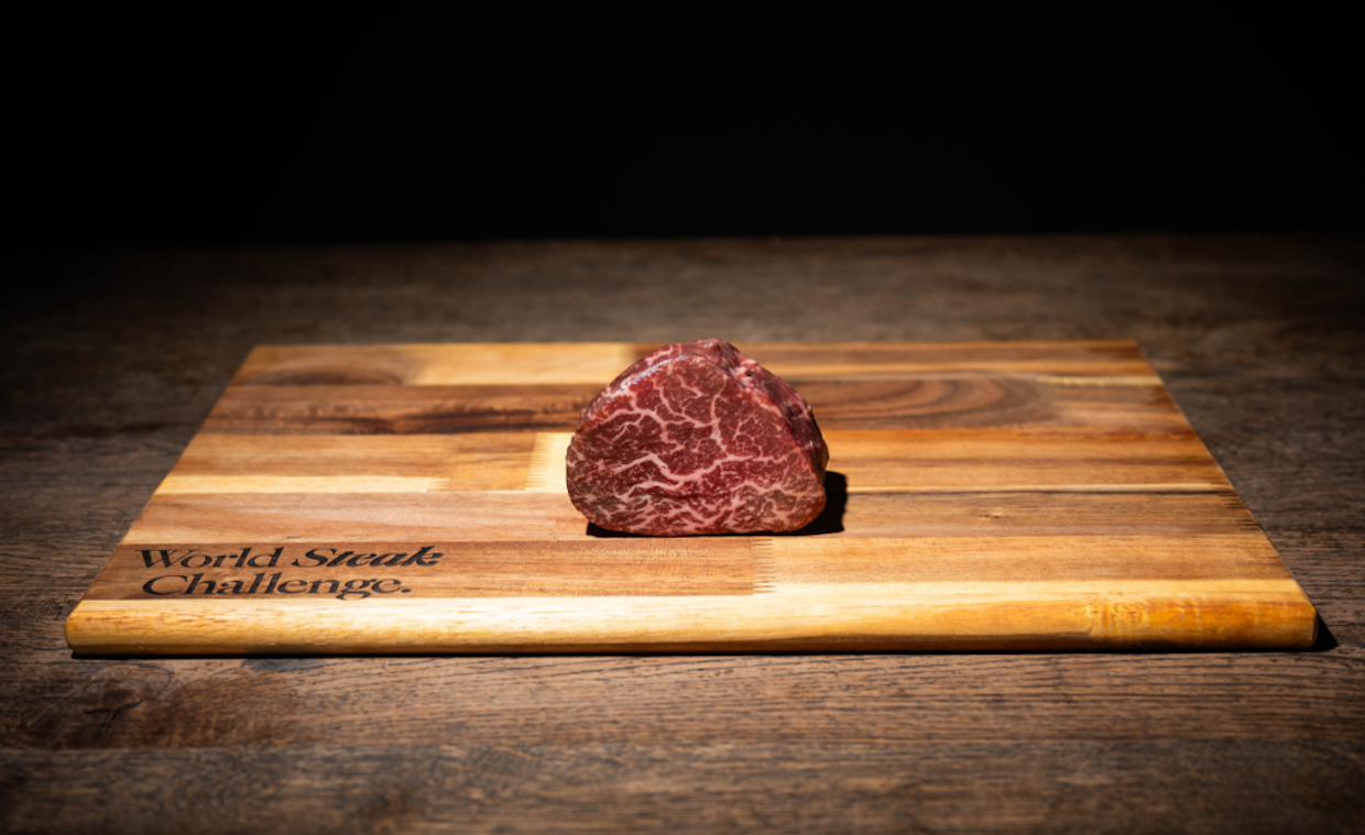 Kuvassa Atrian nurminaudan filee -voittajapihvi.