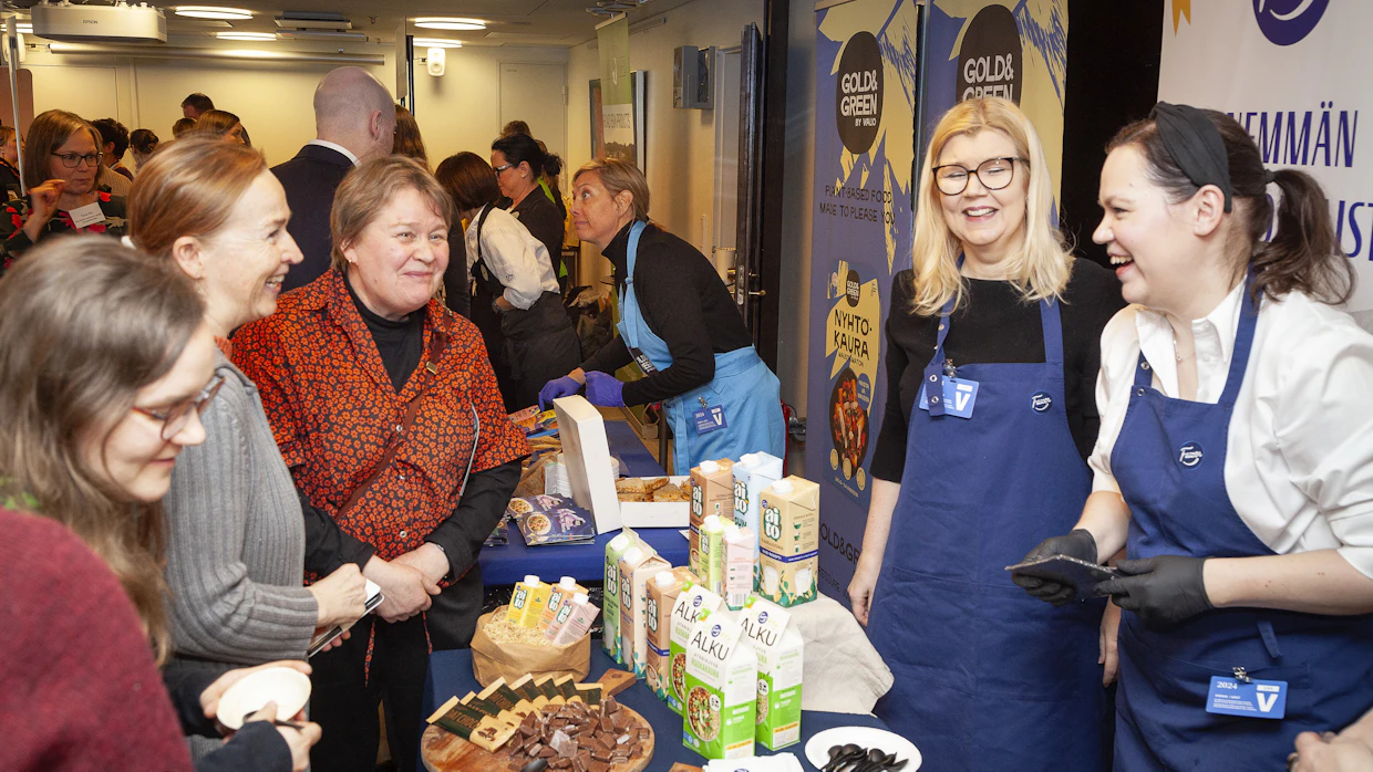 Kotimaisia kauratuotteita esiteltiin eduskunnan vegepäivässä keskiviikkona 17.4. Tiskillä kävi kova kuhina, kun esittelijät kertoivat kauran ravintoarvoista ja pienestä hiilijalanjäljestä riisiin verrattuna.