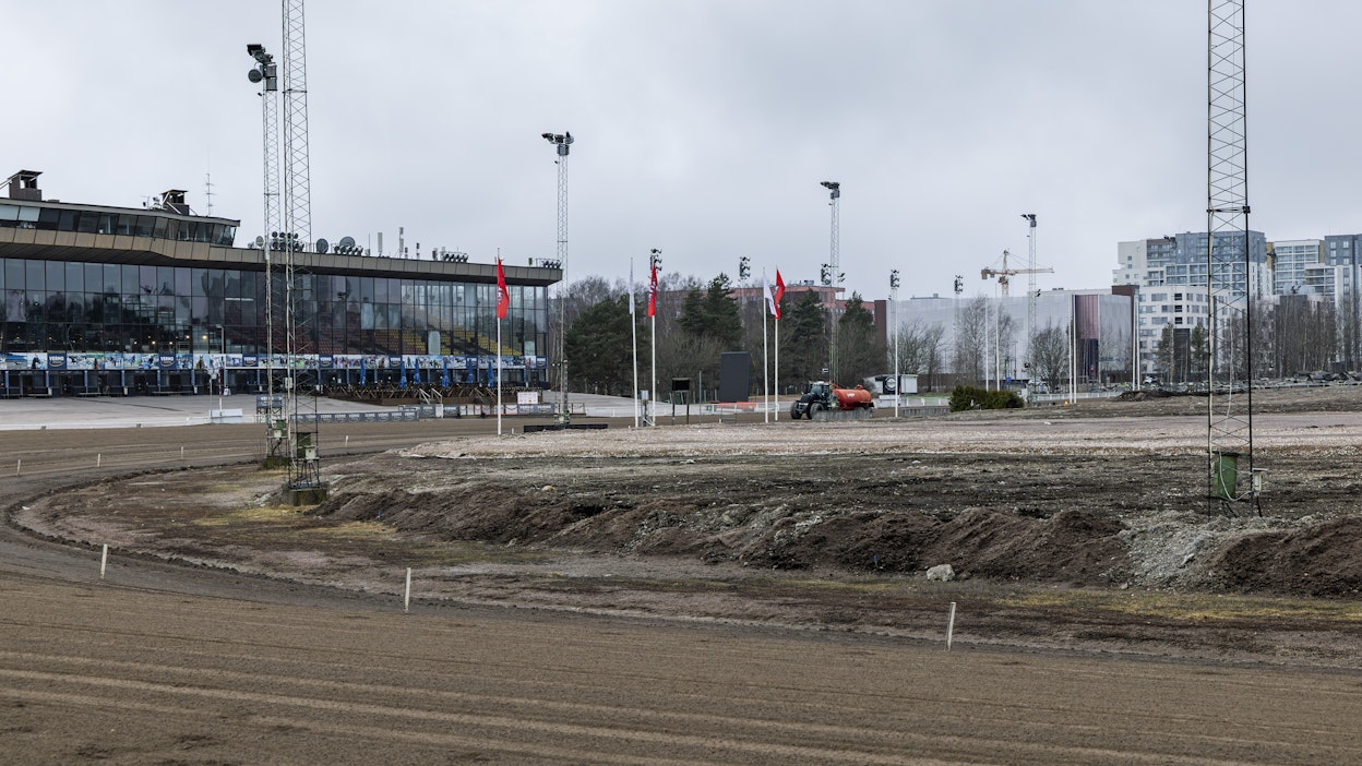 Vermon raviradan keskikenttä oli keskitalvella sangen ruotoinen näky.