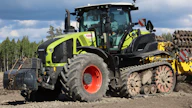 Claas 960 Terra Trac -puolitelatraktorin teho on 327 kW ja paino 17,8 tonnia. Traktorissa on portaaton Cmatic-voimansiirto. Telasto on jousitettu ja suurin ajonopeus on 40 km/h tunnissa.