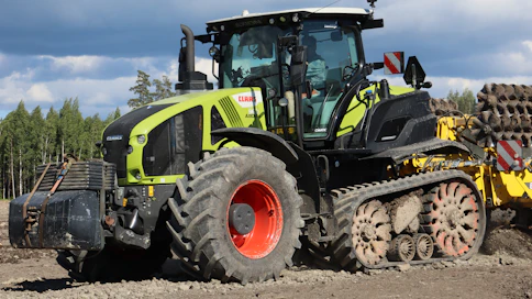 Claas 960 Terra Trac -puolitelatraktorin teho on 327 kW ja paino 17,8 tonnia. Traktorissa on portaaton Cmatic-voimansiirto. Telasto on jousitettu ja suurin ajonopeus on 40 km/h tunnissa.
