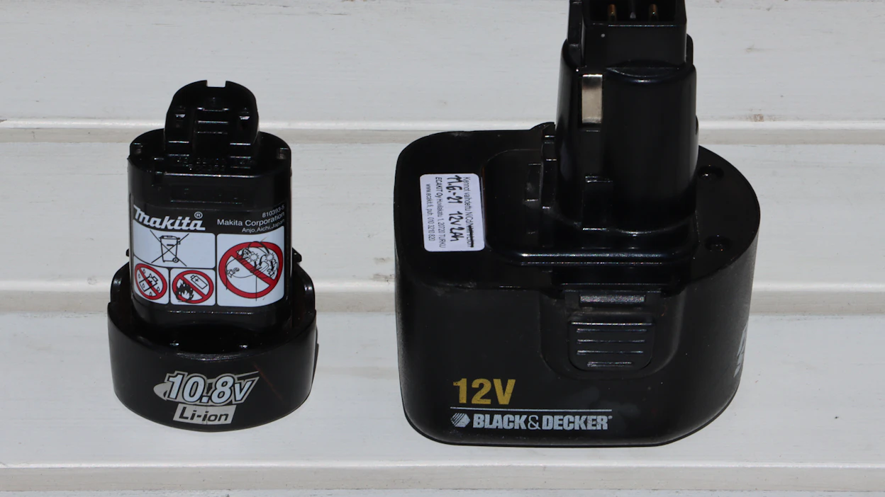 Kuvassa olevien akkujen alkuperäinen kapasiteetti on samaa luokkaa. Makitan uudempaa tekniikkaa edustava litiumakku on huomattavasti pienempi kuin sitä parikymmentä vuotta vanhemman Black & Decker -nikkeli-kadmium-akku. Black & Decker päivitettiin 43 eurolla alkuperäistä tehokkaampaan kuntoon vaihdattamalla akkuun 2 Ah NiCd-kenno.