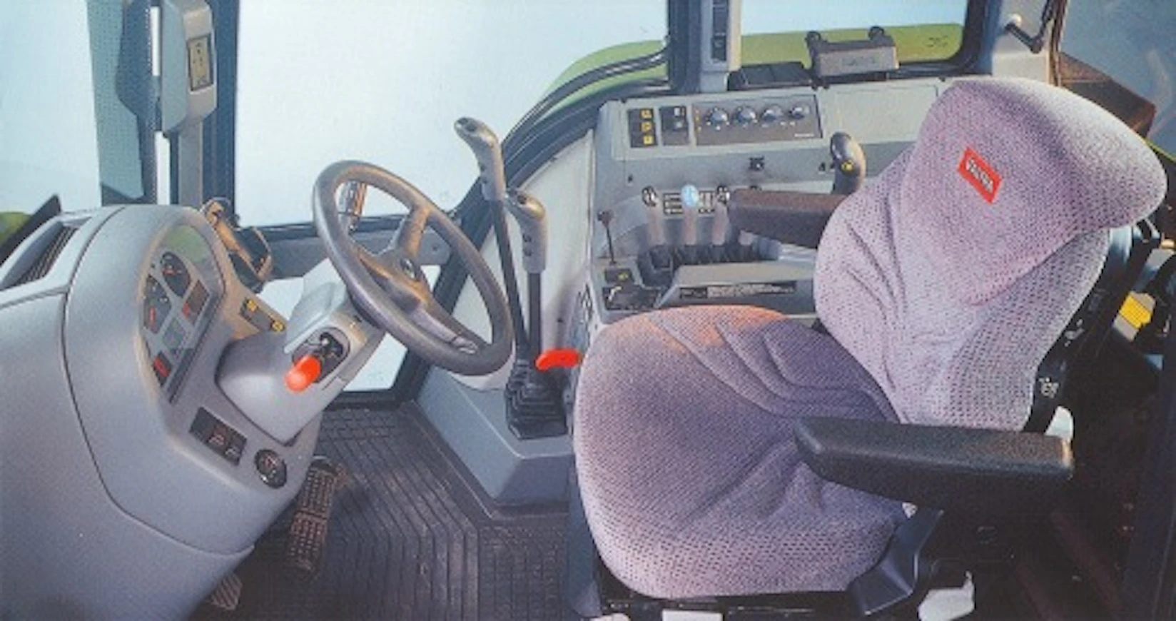 04Valtra6550HitechOhjaamo