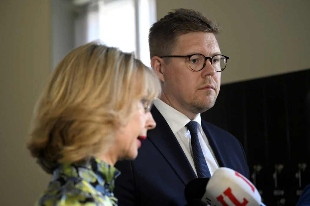 Asiasta kertoivat SDP:n eduskuntaryhmän puheenjohtaja Tytti Tuppurainen ja puolueen puheenjohtaja Antti Lindtman. LEHTIKUVA / Emmi Korhonen.