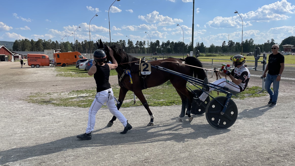 Marjo Kivimaa vastaanotti Mika Forssin ajaman Lara Bokon voittoisan kauden avauksen jälkeen Rättvikissä juhannuspäivänä.