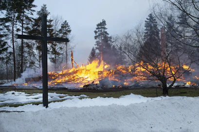 Puurakenteinen kirkko tuhoutui maan tasalle. Lehtikuva / Ari Nakari. 