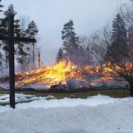 Puurakenteinen kirkko tuhoutui maan tasalle. Lehtikuva / Ari Nakari. 