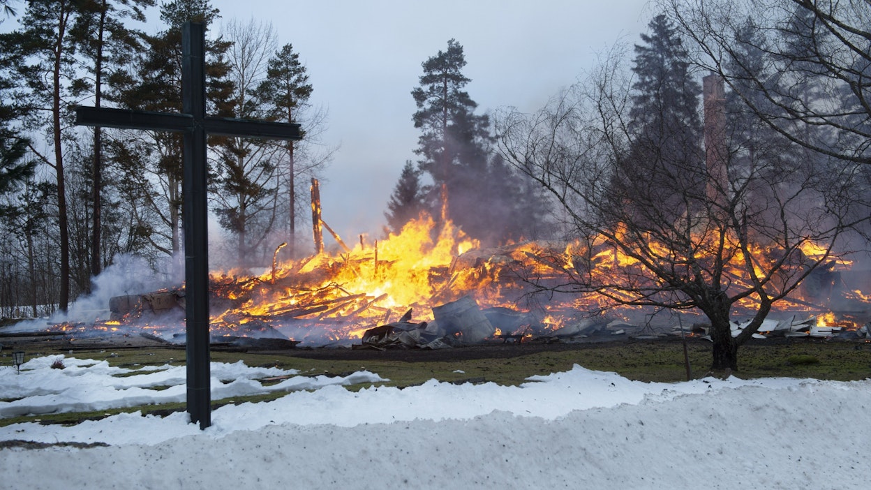 Puurakenteinen kirkko tuhoutui maan tasalle. Lehtikuva / Ari Nakari.