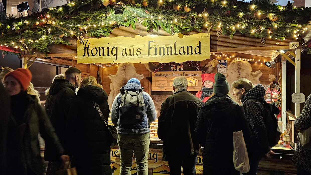 Hintatietoiset saksalaiset ovat valmiita maksamaan ainutlaatuisesta pohjoisen Suomen hunajasta huomattavan korkeata hintaa. Kuva on Leipigin joulumarkkinoilta, missä Lappi-Hunajalla on oma myyntikojunsa.