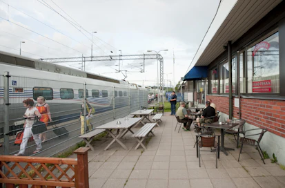 Venäläisturisteja nousemassa Allegro-junasta Lappeenrannassa. Kuvituskuva.