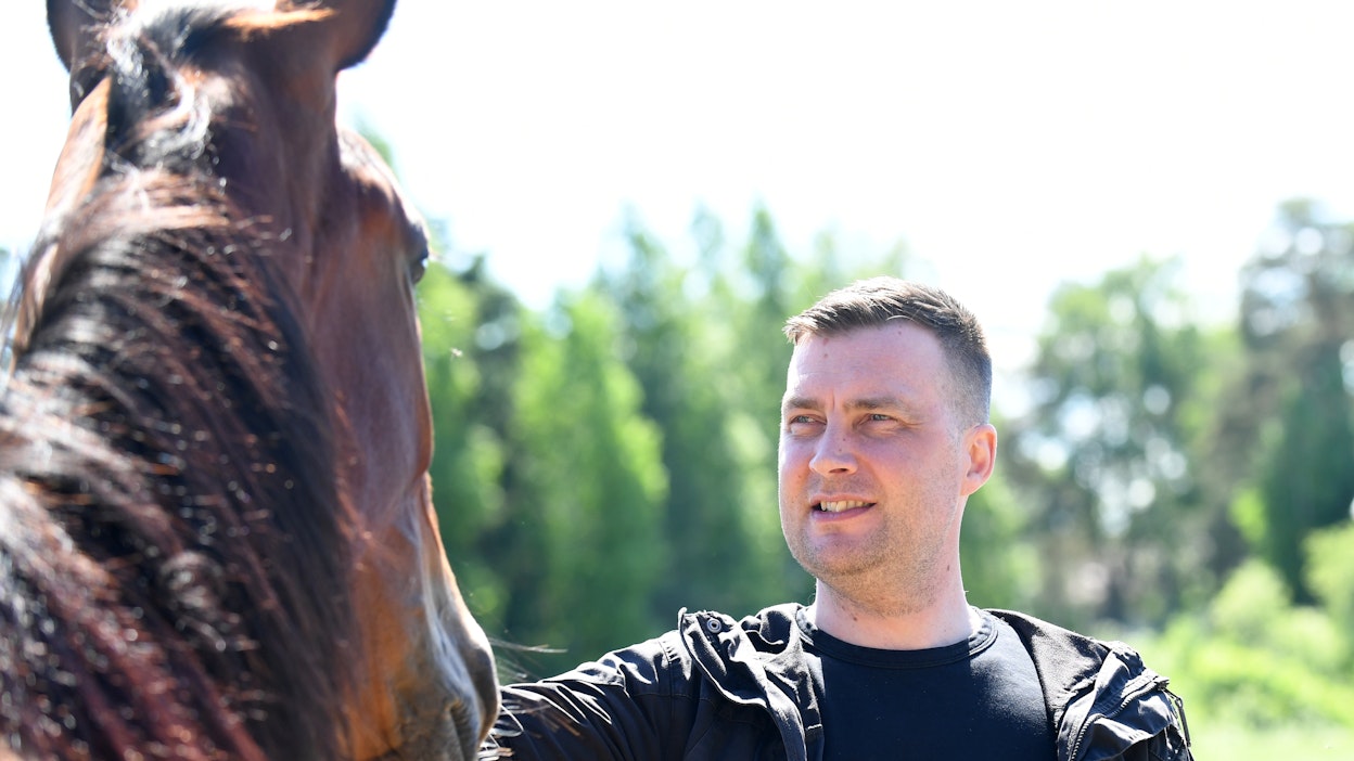Panu Ahonen valmentaa tällä hetkellä vain omia hevosia. &quot;Toistaiseksi tehdään kimppoja hevosten ympärille ja pidetään homma riittävän pienenä. Aika on vaikea saada riittämään perheen, yrityksen ja hevosten kesken.”