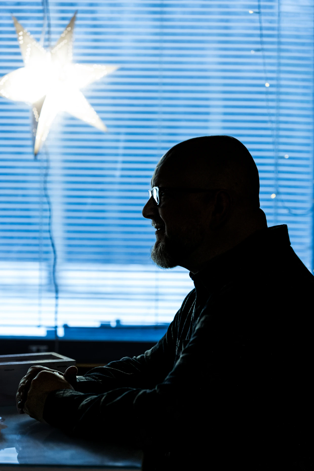Tuomas Lius on opettanut luovaa kirjoittamista Lieksassa ja Joensuussa. Nyt hän keskittyy pelkästään kirjailijan työhön.