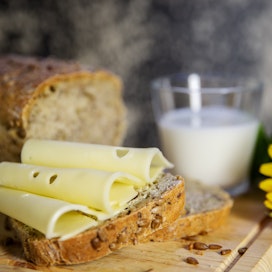 Lasi maitoa ja siemenvuokaleipä juustoviipaleiden kera maistuu välipalana syystöiden lomassa.