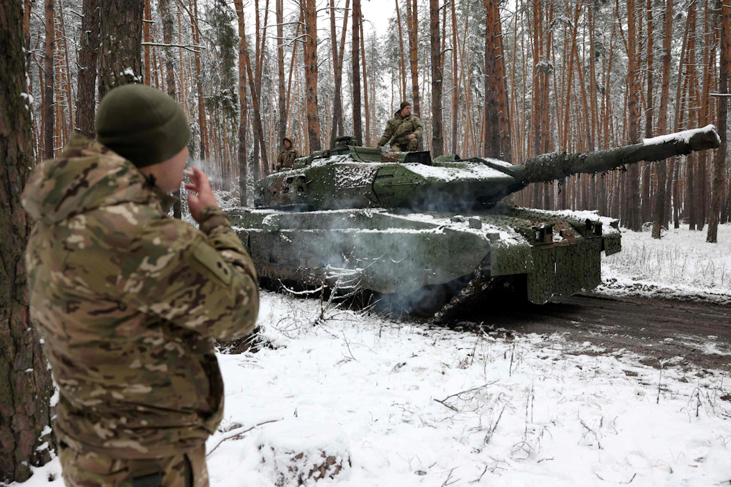 Euroopan maiden katsotaan kompastelleen pahasti tavoitteessaan aseistaa Ukrainaa talvea ja kevättä varten. Kuvassa on saksalaisvalmisteinen Leopard-panssarivaunu ukrainalaisjoukkojen käytössä. LEHTIKUVA / AFP.