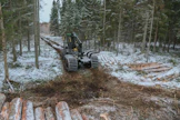 Uusimmat metsäkonevalmistajien kehittämät paikkatieto-ohjelmat ovat entistä monipuolisempia työkalut yrittäjien ja kuljettajien työskentelyä tueksi. Enää esimerkiksi kuormatraktorin kuljettajan ei tarvitse arvuutella, onko jotain puutavaralajia vielä ajamatta varastopaikalle.