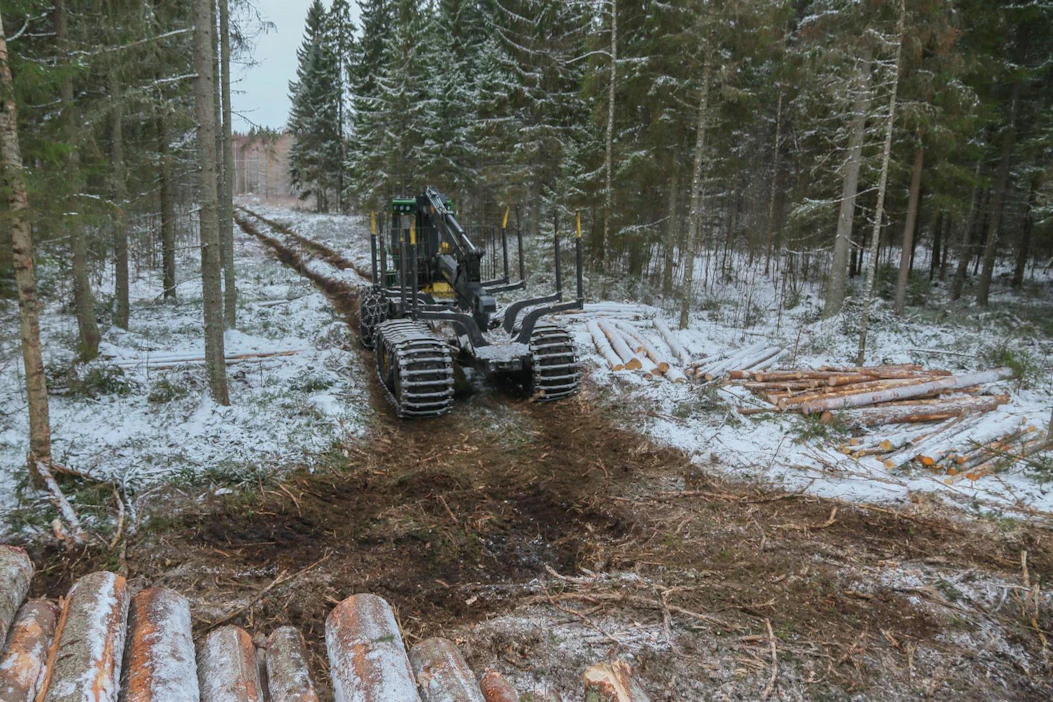 Uusimmat metsäkonevalmistajien kehittämät paikkatieto-ohjelmat ovat entistä monipuolisempia työkalut yrittäjien ja kuljettajien työskentelyä tueksi. Enää esimerkiksi kuormatraktorin kuljettajan ei tarvitse arvuutella, onko jotain puutavaralajia vielä ajamatta varastopaikalle.