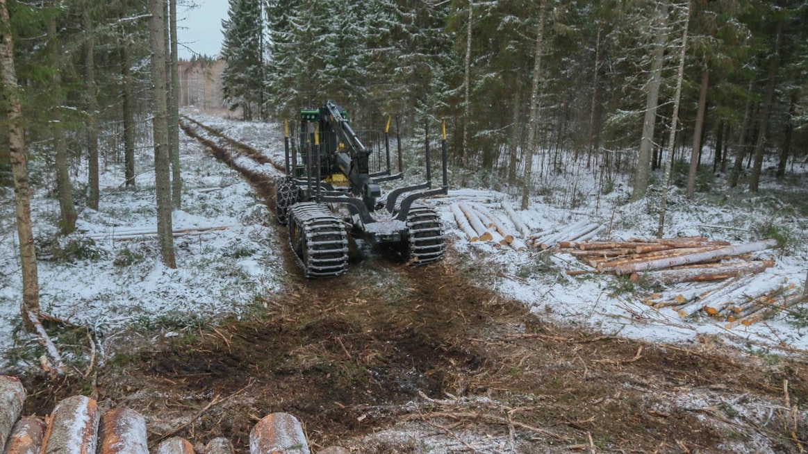 Uusimmat metsäkonevalmistajien kehittämät paikkatieto-ohjelmat ovat entistä monipuolisempia työkalut yrittäjien ja kuljettajien työskentelyä tueksi. Enää esimerkiksi kuormatraktorin kuljettajan ei tarvitse arvuutella, onko jotain puutavaralajia vielä ajamatta varastopaikalle.