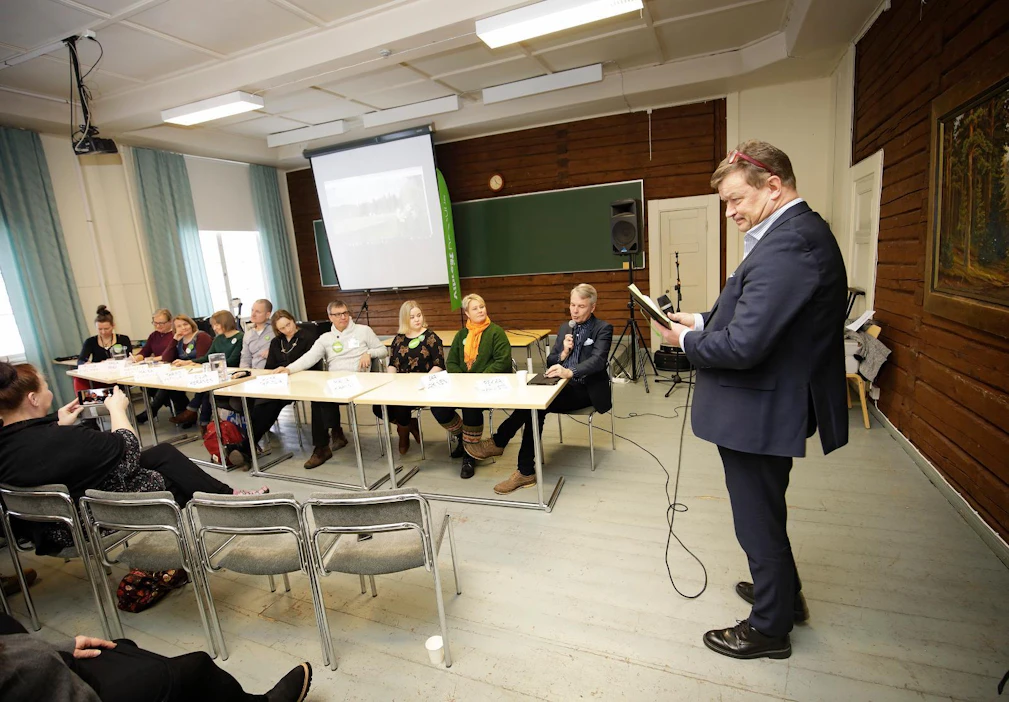 Maaseudun Tulevaisuuden päätoimittaja Jouni Kemppainen veti maaseutu- ja erävihreiden eduskuntavaaliehdokkaiden paneelikeskustelua Hartolassa tänään lauantaina. Vihreiden puheenjohtaja Pekka Haavisto osallistui paneeliin.