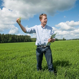 Berner pyrkii tuomaan asiantuntijuuttaan esiin viljelijöille suunnatuissa tapahtumissa. Kalle Erkkola Bernerin resistenssipäivässä kesällä 2012.