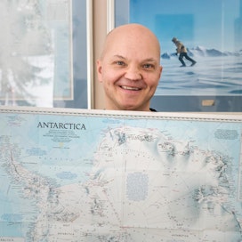 Etelämanner on valtava, pinta-alaltaan yli 40 kertaa Suomen kokoinen. Timo Polari halusi matkustaa sinne luettuaan 1900-luvun alun retkikunnista. Pohjoisnavalle hiihtäminen ei häntä kiehdo. &quot;Se on vain jäätynyt meri.&quot;