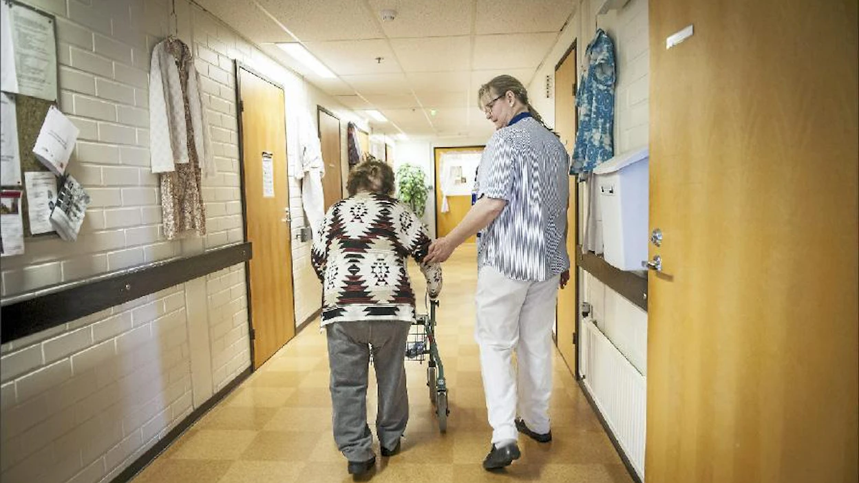 Jonkun on kunnissa otettava vastuu siitä, että vanhuksen muuttoja kauas kotoa vältetään, kirjoittaa Minna Reijonen. Kimmo Haimi
