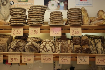 Ruis kiinnosti eduskunnassa tänään. Kuvat leipävalikoima on Helsingistä Hakaniemen kauppahallista.