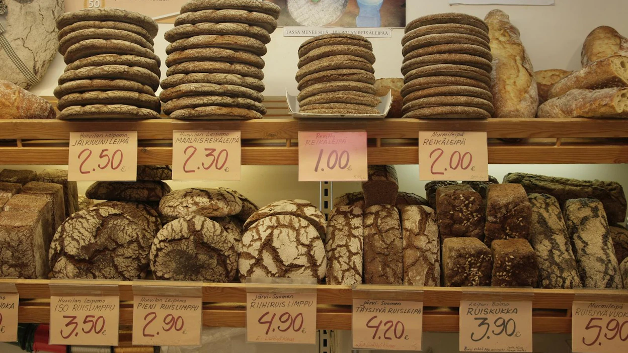 Ruis kiinnosti eduskunnassa tänään. Kuvat leipävalikoima on Helsingistä Hakaniemen kauppahallista.