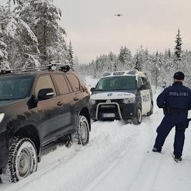 Oulun poliisilaitos suoritti tiistaina paikkatutkintaa Taivalkoskella, missä ammuttiin kiväärillä teeri metsäautotien tiealueelta.