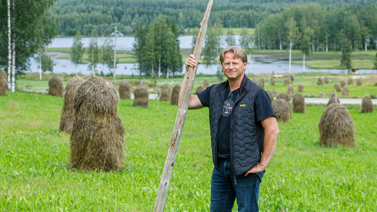 Kotitilalla on vietetty perinnepäivää naapureiden ja ystävien kanssa. "Lyödään heinää seipäälle ja pidetään latotanssit päälle. Valssi pitää täällä ainakin oppia, myös lasten", Juha Vidgrén kertoo.