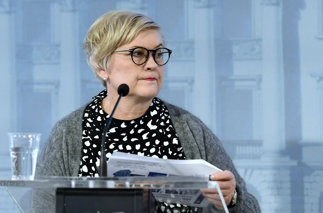 Kunta- ja uudistusministeri Anu Vehviläinen korostaa korostaa sote-uudistuksen toimeenpanon merkitystä. LEHTIKUVA / JUSSI NUKARI