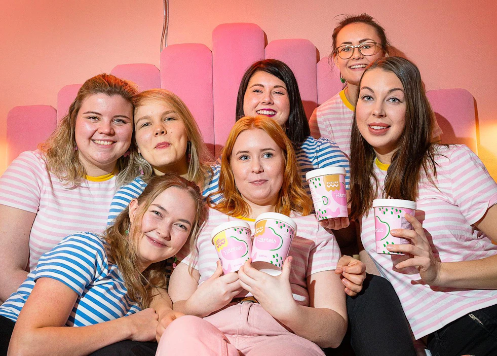 Francesca Åström (ylh. vas.), Annika Ikonen, Roosa Kukkonen, Hilma Koskinen ja Anni Niskakoski (ed. vas.), Kaisa Andersson ja Mirva Sorsilo iloitsevat härkäpapujäätelön saamasta suosiosta.
