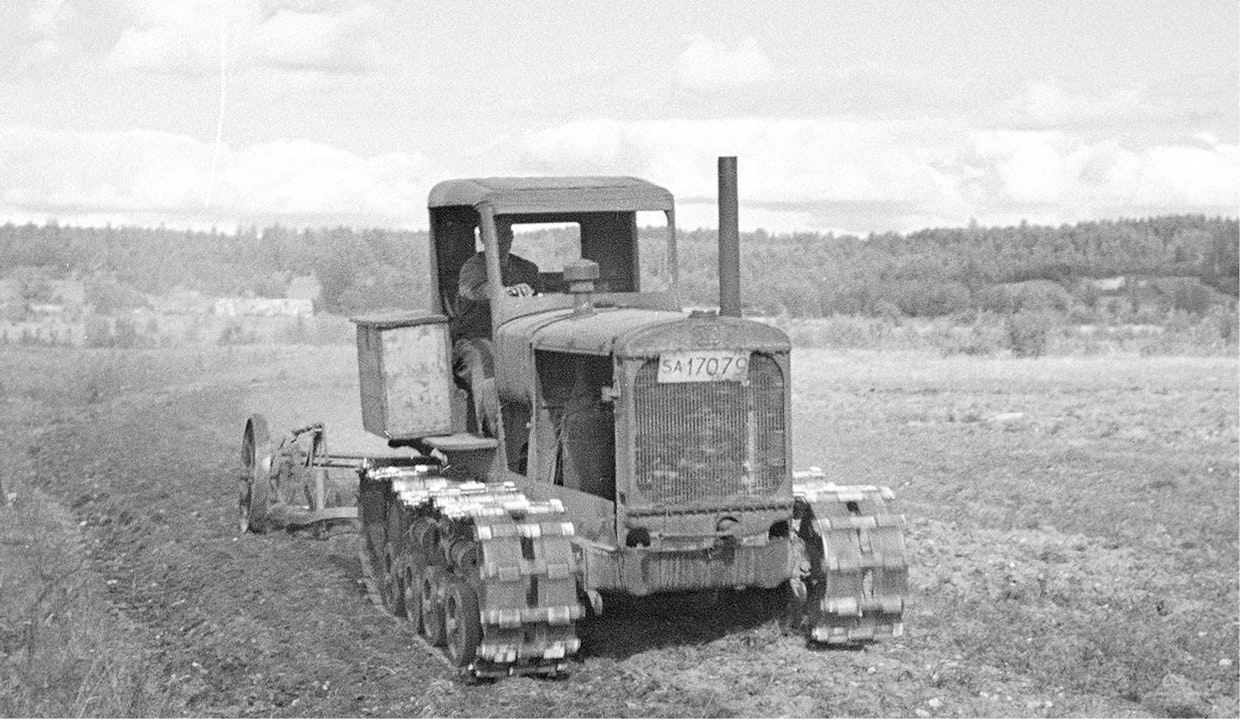 SHTZ 15/30 oli käytännössä sama traktori kuin Deering 15/30, mutta laatu oli muutamaa tasoa heikompi. Enimmillä koneilla viljeltiin vallattujen alueiden peltoja, mutta joitain kappaleita tuotiin sisämaahankin. Rauhan tultua kaikki neuvostotraktorit piti palauttaa kunnostettuina. (SA-kuva)