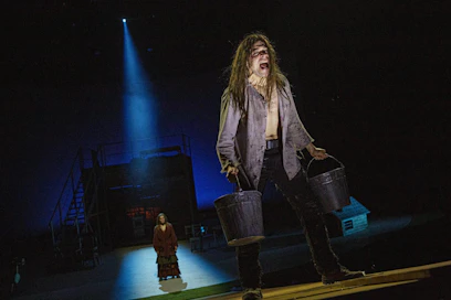 Heathcliff (Markus Järvenpää) ja Cathy (Oona Airola) ovat ystäviä, mutta maailma ei anna tilaa heidän rakkaudelleen.