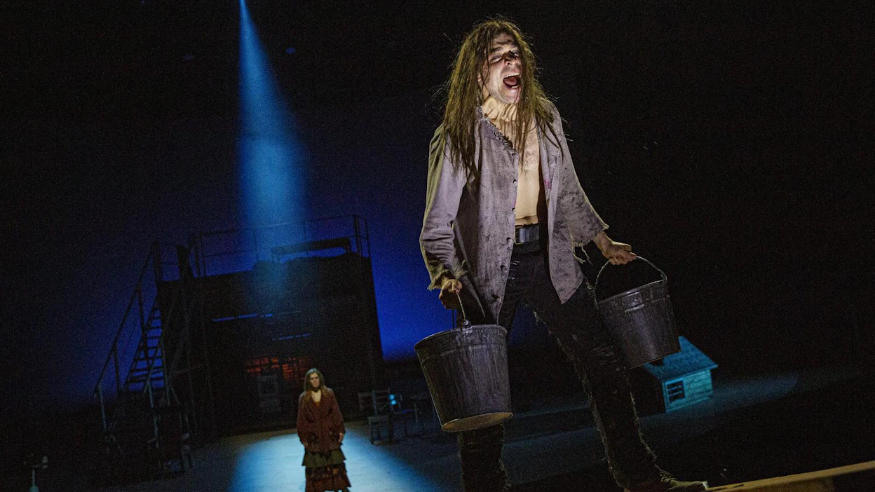 Heathcliff (Markus Järvenpää) ja Cathy (Oona Airola) ovat ystäviä, mutta maailma ei anna tilaa heidän rakkaudelleen.