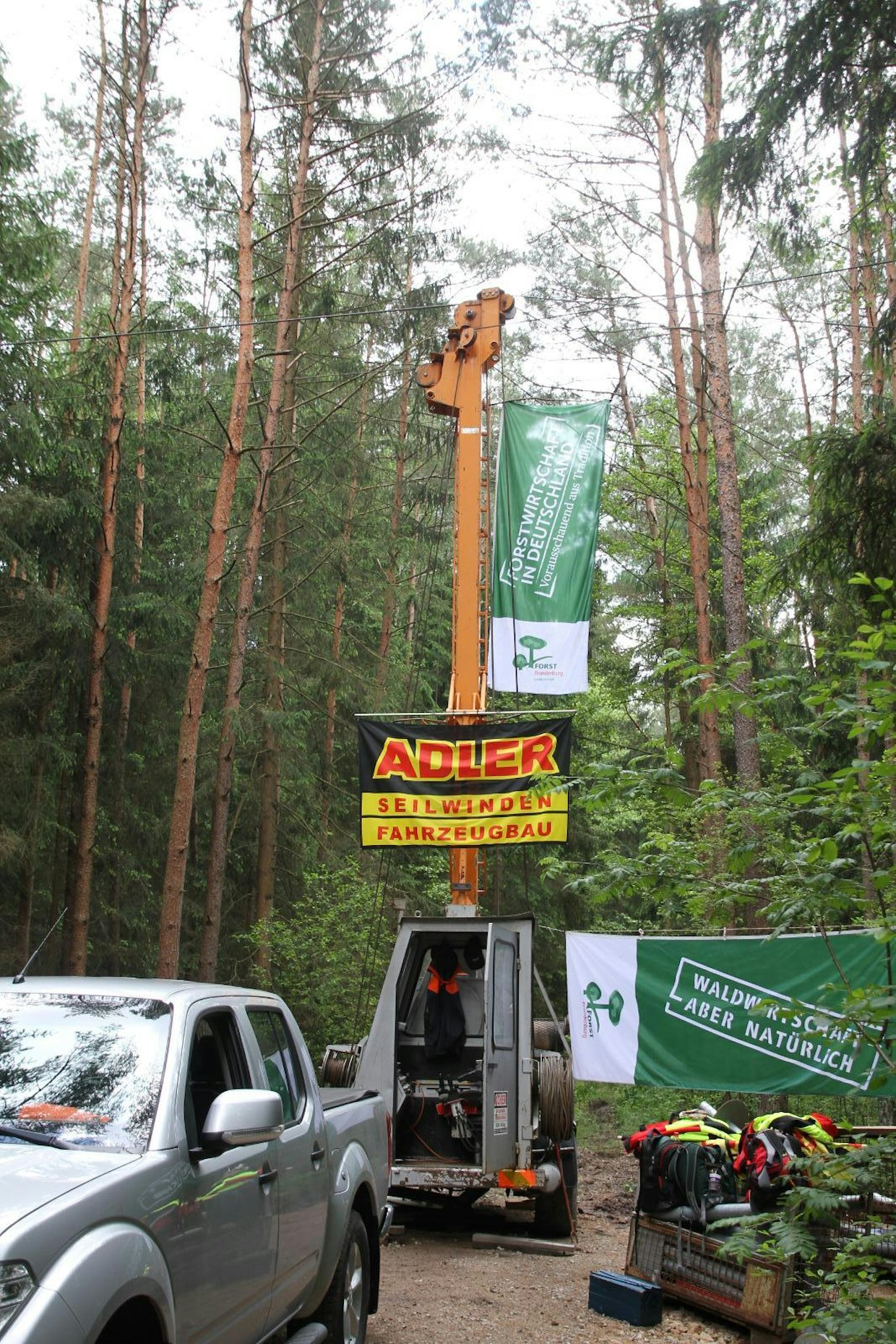 Puun korjuu onnistuu tornivinssillä, vaikka mäen nousukulma on yli 45 astetta, eli 100 prosenttia. Vinssejä on erittäin montaa kokoa, kuvassa oleva laite sopii lyhyille vedoille ja pienehkölle puulle. Puut vedetään aina alhaalta ylämäkeen, koska silloin puun kulku on hallittua. Metsätiet rakennetaan aina rinteen sivuun eikä laakson pohjalle, koska siellä on kiviä ja talvella voi olla lumivyöryvaara.