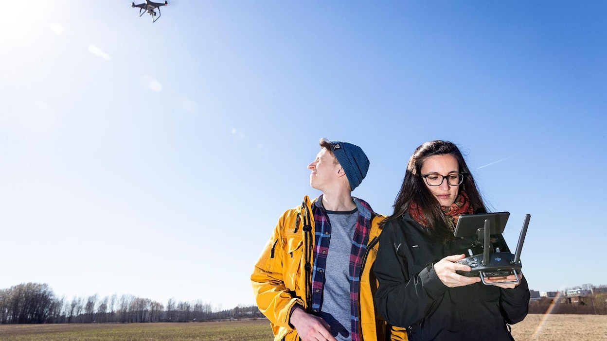 Helsingin yliopiston metsätieteiden opiskelija ja dronekurssin vetäjä Taneli Vuornos valvoi huhtikuussa Helsingin Viikissä toisen metsätieteiden opiskelijan Elisabet Ramsin suorittamaa dronen lennätyskoetta.