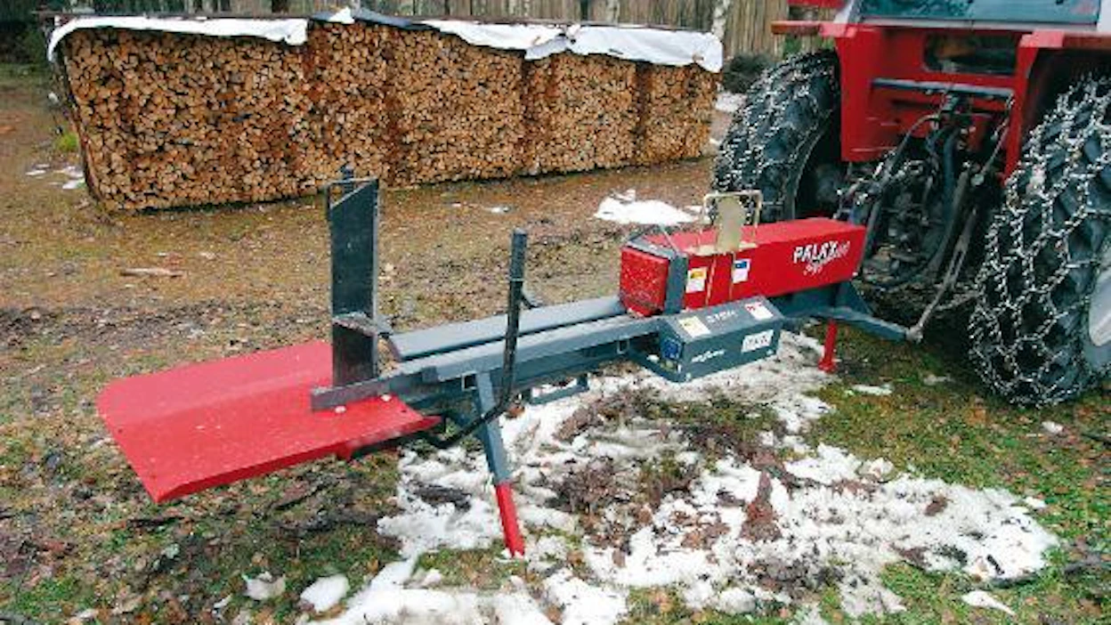 Terästakomon valmistama Palax Logsplit 100 hydraulihalkoja on tarkoitettu normaaleille pilkekoneille ylijäreiden puiden halkaisuun ja metrisien halkojen valmistukseen. Ristikkoterän korkeutta säädetään vivuilla, paikallaan terän pitää kitkakytkin.
