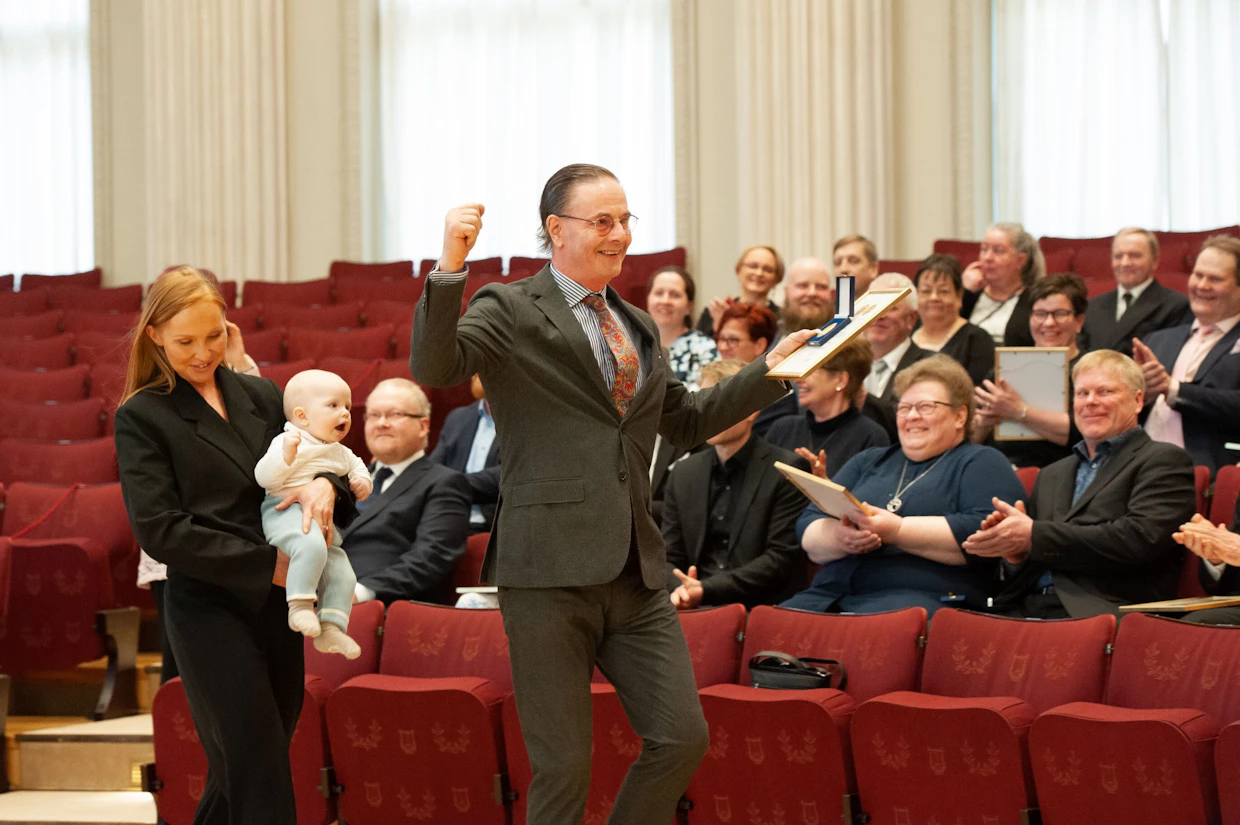Palkintojenjakotilaisuudessa nähtiin kosolti iloisia ilmeitä ja tuuletuksia. Raaseporilaisen Lindö Gårdin isäntä Jan de la Chapelle iloitsi 25-vuotismitalista. Kuvassa myös Beda ja Charlie de la Chapelle.