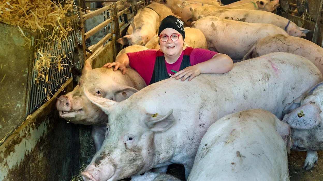 "Hyvät asiat tahtovat julkisessa keskustelussa unohtua", Lotta Iso-Tuisku sanoo. "Että meillä antibiootteja käytetään vähän, että sioilla on hännät ja etteivät ne elä pelkästään täysritilällä."